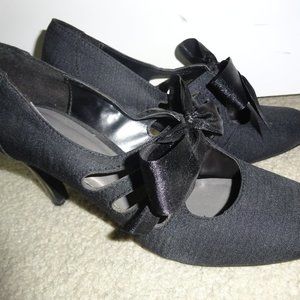 ANN MARINO Black Pumps with Bow Ties Size: 9 1/2